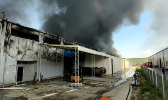 Incendiu de proporții la Dej. Arde hala unei fabrici de cauciucuri/ A fost transmis un mesaj de avertizare RO-ALERT