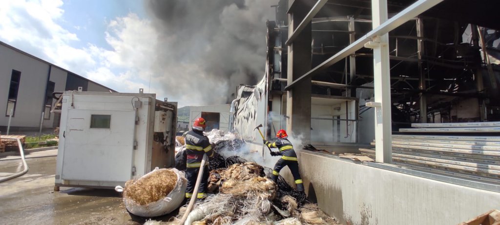 Încă mai sunt focare care ard mocnit la hala din Dej. Pompierii au rămas toată noaptea pe baricade