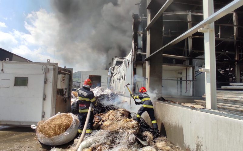 Încă mai sunt focare care ard mocnit la hala din Dej. Pompierii au rămas toată noaptea pe baricade
