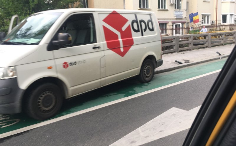 Accident pe Iuliu Hossu. Una dintre mașini a ras stâlpișorii de pe trotuar/ Intervine SMURD-ul