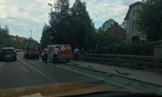 Accident pe Iuliu Hossu. Una dintre mașini a ras stâlpișorii de pe trotuar/ Intervine SMURD-ul