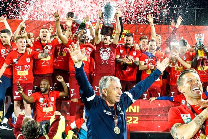 Dan Petrescu, îngropat în bani, după câştigarea unui nou titlu cu CFR Cluj. Ce primă de obiectiv are atrenorul