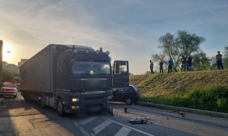 Accident Cluj: Impact frontal între o mașină și un TIR în Dej/ Un șofer de 85 de ani, transportat la spital