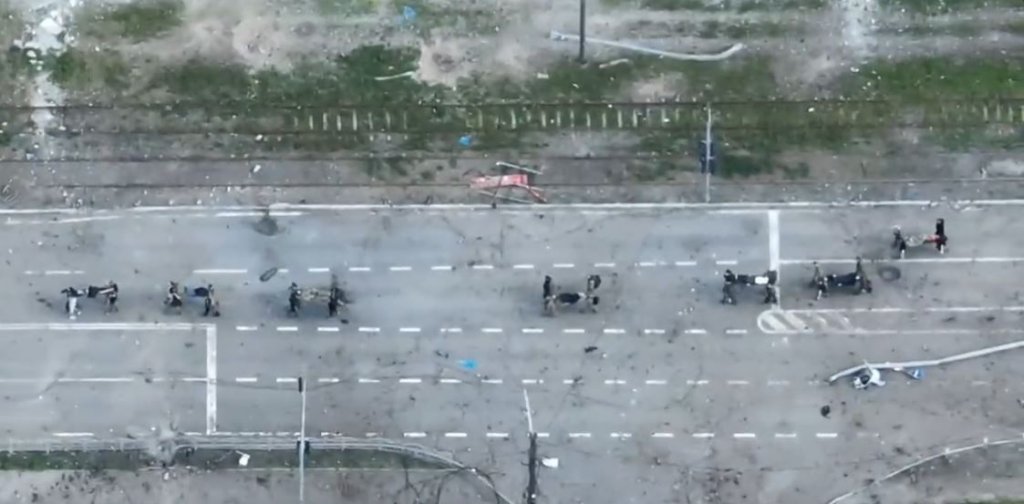 IMAGINI cu evacuarea de la Azovstal. Luptătorii răniți, purtați pe tărgi de camarazi