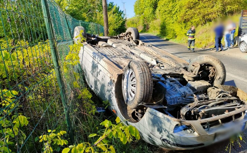 Mașină cu roțile-n sus în Florești. S-a izbit de un autoturism și s-a răsturnat