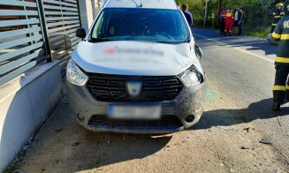 Mașină cu roțile-n sus în Florești. S-a lovit de un autoturism și s-a răsturnat