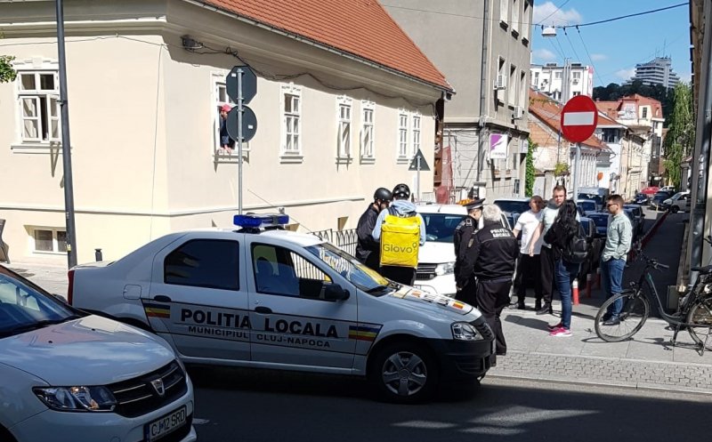 Accident între un biciclist de livrări și un taxi pe Napoca
