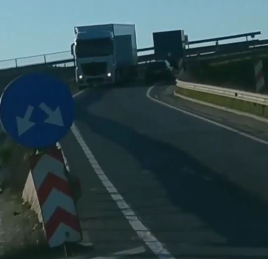 VIDEO: TIR "rătăcit" pe contrasens pe centura de la Vâlcele