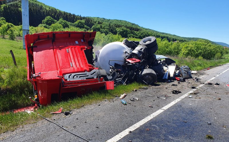 Accident Cluj: Trafic BLOCAT în Căpușu Mare, după un impact violent între un TIR și o mașină/ O tânără a rămas încarcerată