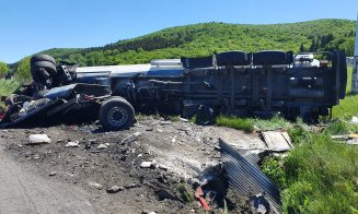 Accident GRAV în Căpușu Mare. Impact violent între un TIR și o mașină/ O tânără a rămas încarcerată