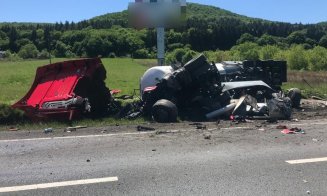 Accident GRAV în Căpușu Mare. Impact violent între un TIR și o mașină/ O tânără a rămas încarcerată