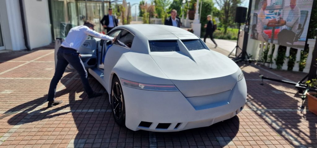 Ziua de Cluj | Premierul conduce prima mașină electrică „made in Cluj” a  celor de la AROBS