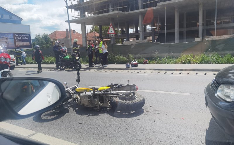 Accident la intrarea în Cluj-Napoca. O mașină și o motocicletă s-au izbit