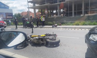 Accident la intrarea în Cluj-Napoca. O mașină și o motocicletă s-au izbit