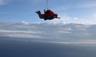 Tânăr de 19 ani, rănit grav după un salt cu paraşuta