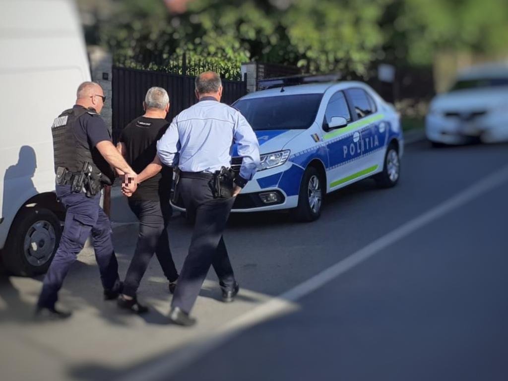 Traficant de droguri din Cluj-Napoca, săltat de polițiști în plină stradă. A încercat să scape