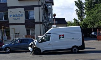 Impact violent între două mașini lângă gară. O persoană a fost rănită