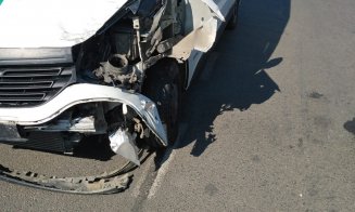 Impact violent între două mașini lângă gară. O persoană a fost rănită