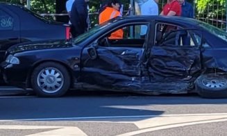 Impact violent între două mașini lângă gară. O persoană a fost rănită