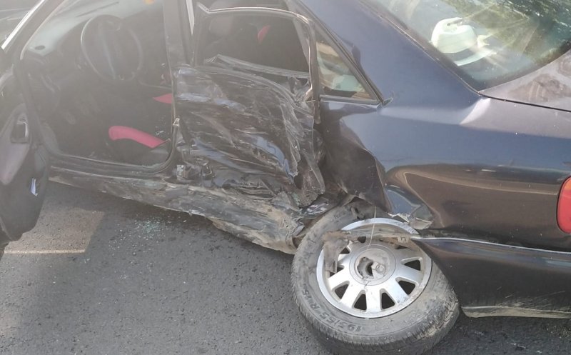 Impact violent între două mașini lângă gară. O persoană a fost rănită