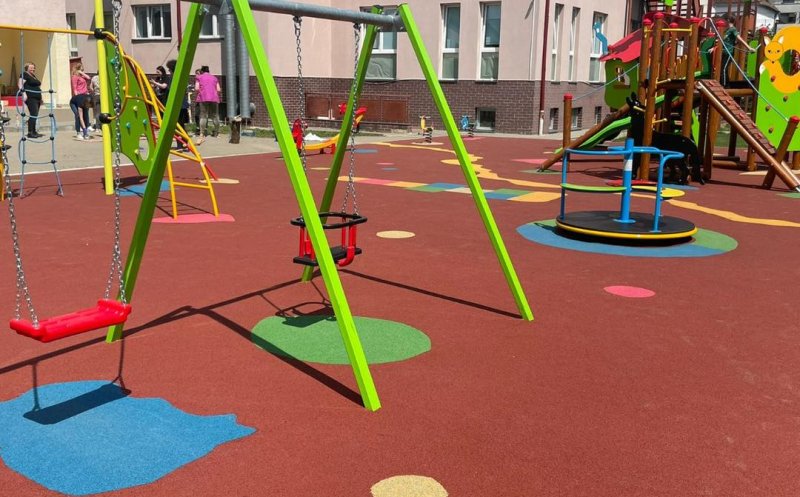Au fost modernizate noi locuri de joacă pentru copiii din Florești / Primarul: „Condiții moderne, sigure și adaptate pentru educație și joacă”