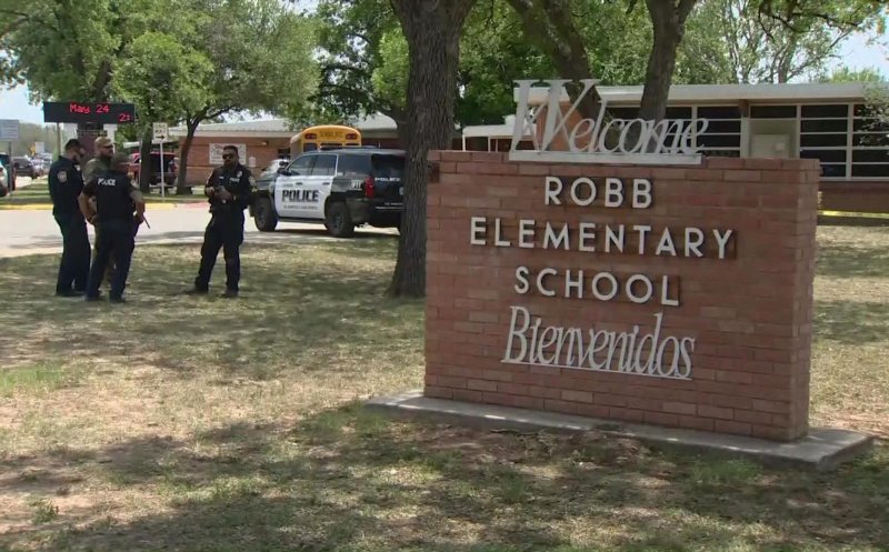 Atacatorul din Texas ar fi stat în școală aproape o oră înainte să fie ucis: "Poliţia nu făcea nimic"