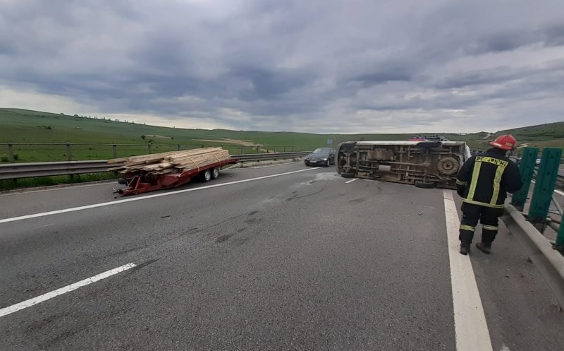 ACCIDENT în Cluj: Microbuz răsturnat pe Autostrada A3. A intervenit descarcerarea