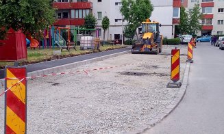 Asfalt pe repede înainte în Mănăştur pe aleile dintre blocuri, iar în locul garajelor demolate "răsar" locuri de parcare