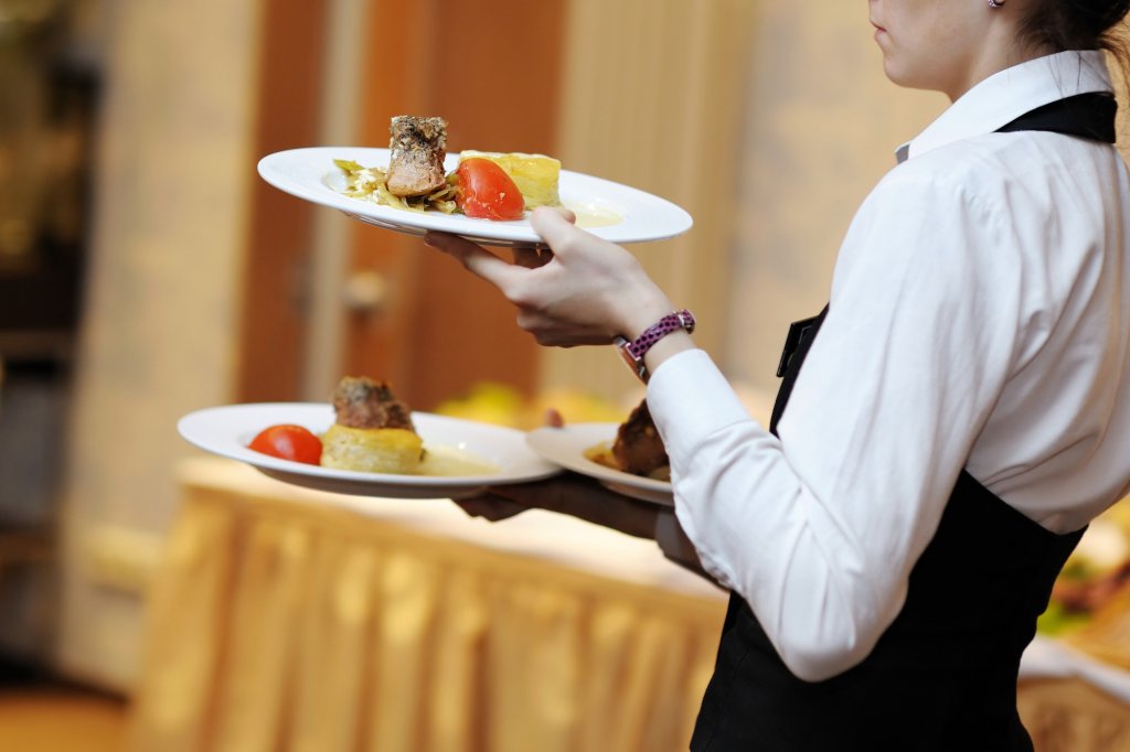 Clujul își plătește barmanii și chelnerii sub salariul mediu. HoReCa-ul încearcă să-și revină după 2 ani de pandemie