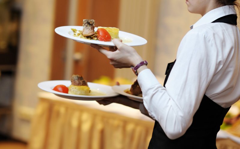 Clujul își plătește barmanii și chelnerii sub salariul mediu. HoReCa-ul încearcă să-și revină după 2 ani de pandemie