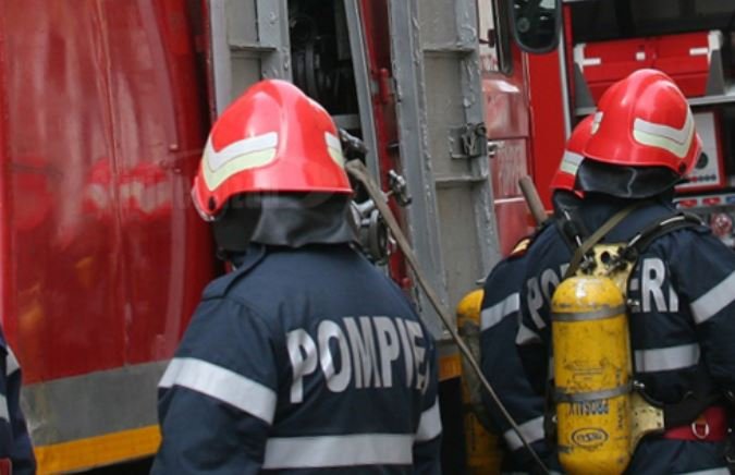 Incendiu la Fabrica de Pensule. Intervin pompierii