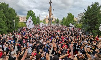 ATMOSFERA INCENDIARA! Fotbaliștii Universității au sărbătorit promovarea, în centrul Clujului, alături de fani. A participat și Mitropolitul