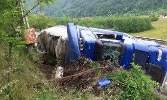 ACCIDENT în Cluj: Tir încărcat cu deșeuri, răsturnat pe marginea drumului