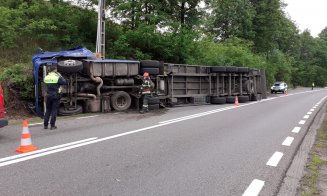 ACCIDENT în Cluj: Tir răsturnat pe marginea drumului