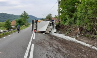 ACCIDENT în Cluj: Tir răsturnat pe marginea drumului