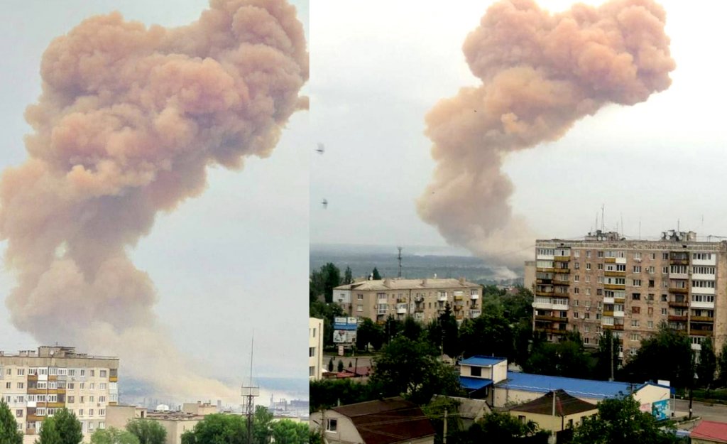 Rezervor cu acid azotic de la un combinat chimic, bombardat în Ucraina. Mesaj de avertizare pentru "nor toxic"