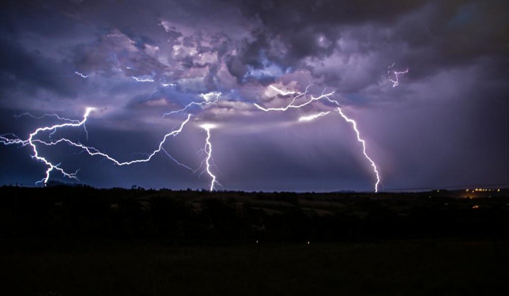 Avertizare nowcasting de FURTUNĂ la Cluj! Se anunță ploi torențiale, grindină și descărcări electrice
