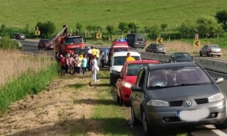ACCIDENT în Cluj: Au zburat cu mașina în șanț de pe un cap de pod. A intervenit descarcerarea