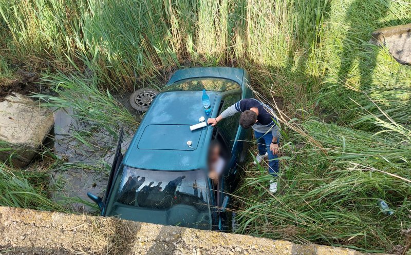 ACCIDENT în Cluj: Au zburat cu mașina în șanț de pe un cap de pod. A intervenit descarcerarea