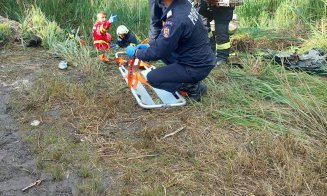 ACCIDENT în Cluj: Au zburat cu mașina în șanț de pe un cap de pod. A intervenit descarcerarea