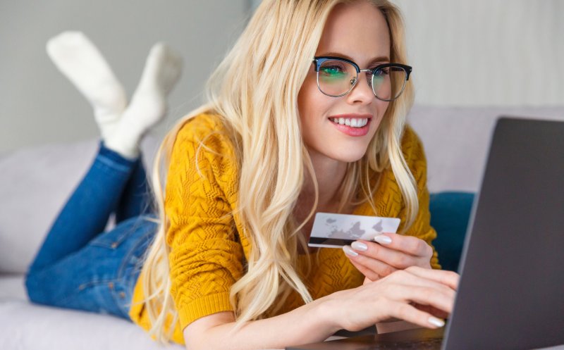 6 din 10 români plătesc cu cardul. Folosesc cash doar când nu există altă metodă