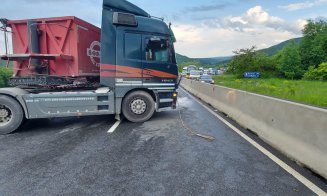 ACCIDENT în Cluj: Șoferul unui TIR a pierdut controlul volanului și a intrat în parapeții de beton