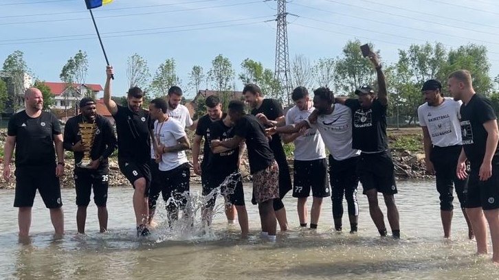 Campionii s-au întors acasă. Baschetbaliștii de la U-BT s-au pregătit pentru baia în Someș