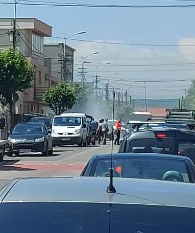 Mașină cuprinsă de flăcări pe Maramureșului. Intervin pompierii