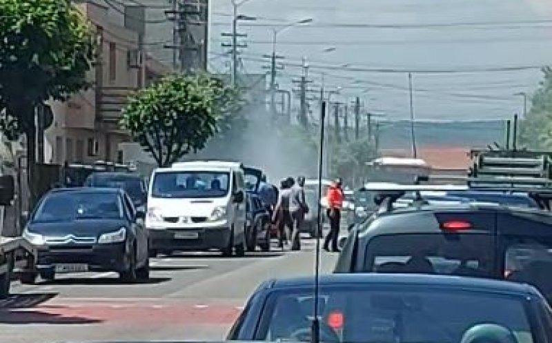 Mașină cuprinsă de flăcări pe Maramureșului. Intervin pompierii