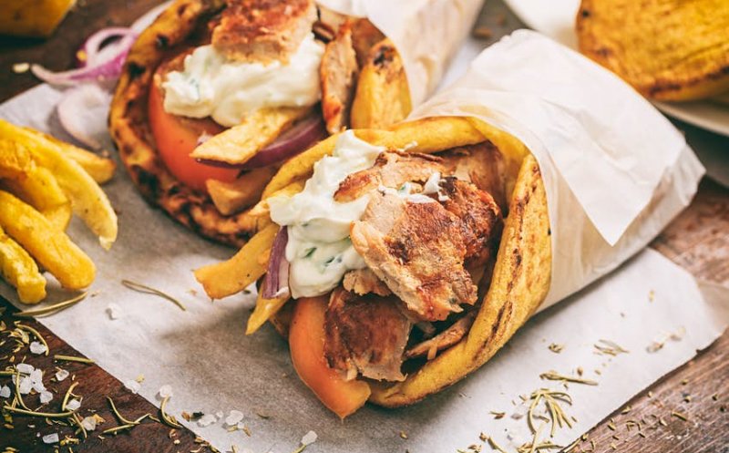 Inflația a lovit și Grecia! Cât a ajuns să coste tradiționalul souvlaki