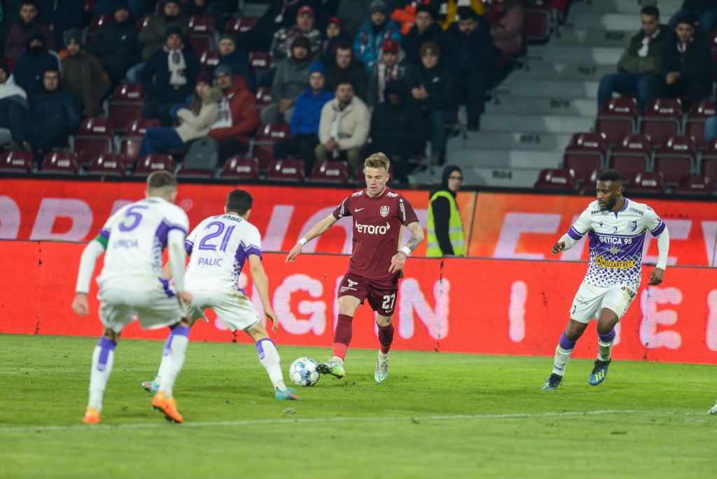 Întăriri în defensivă. Dan Petrescu își dorește un fundaș central din play-off