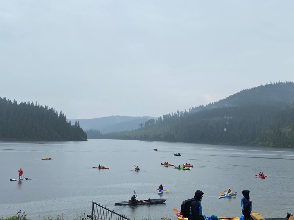 Peste 100 de persoane igienizează lacul Belis