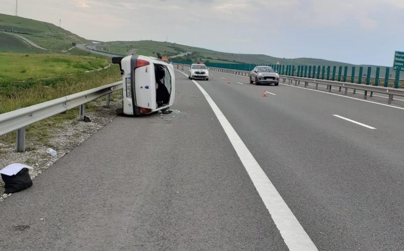 Mașină răsturnată pe Autostradă. Un bărbat de aproximativ 90 de ani, transportat de urgență la spital