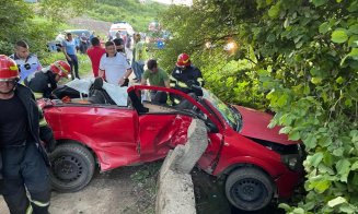 ACCIDENT grav în Floreşti: 5 tineri au ajuns cu maşina în șanțul pentru colectarea apelor pluviale. A intervenit descarcerarea